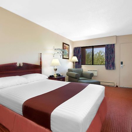Howard Johnson By Wyndham Red Deer Esterno foto