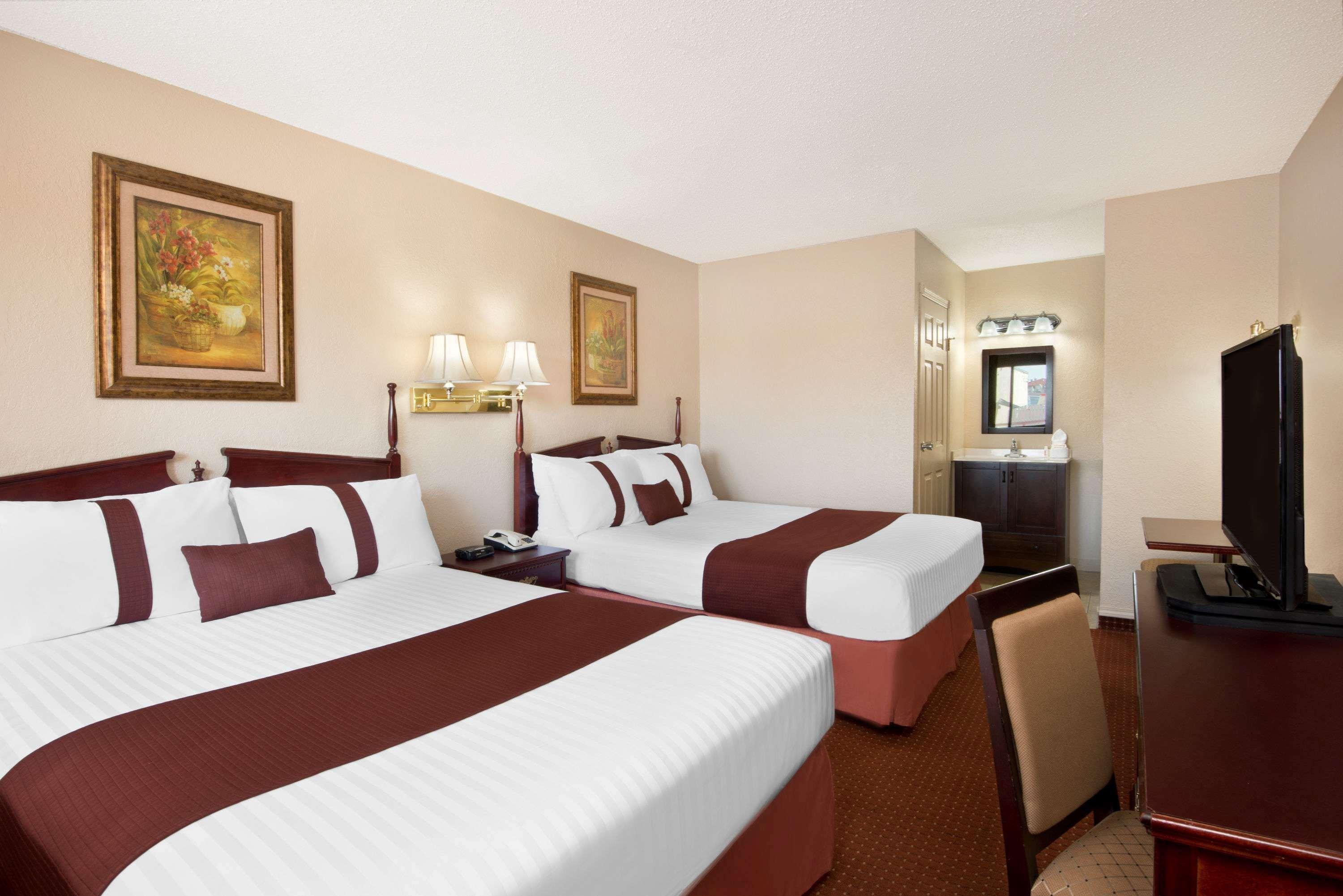 Howard Johnson By Wyndham Red Deer Esterno foto