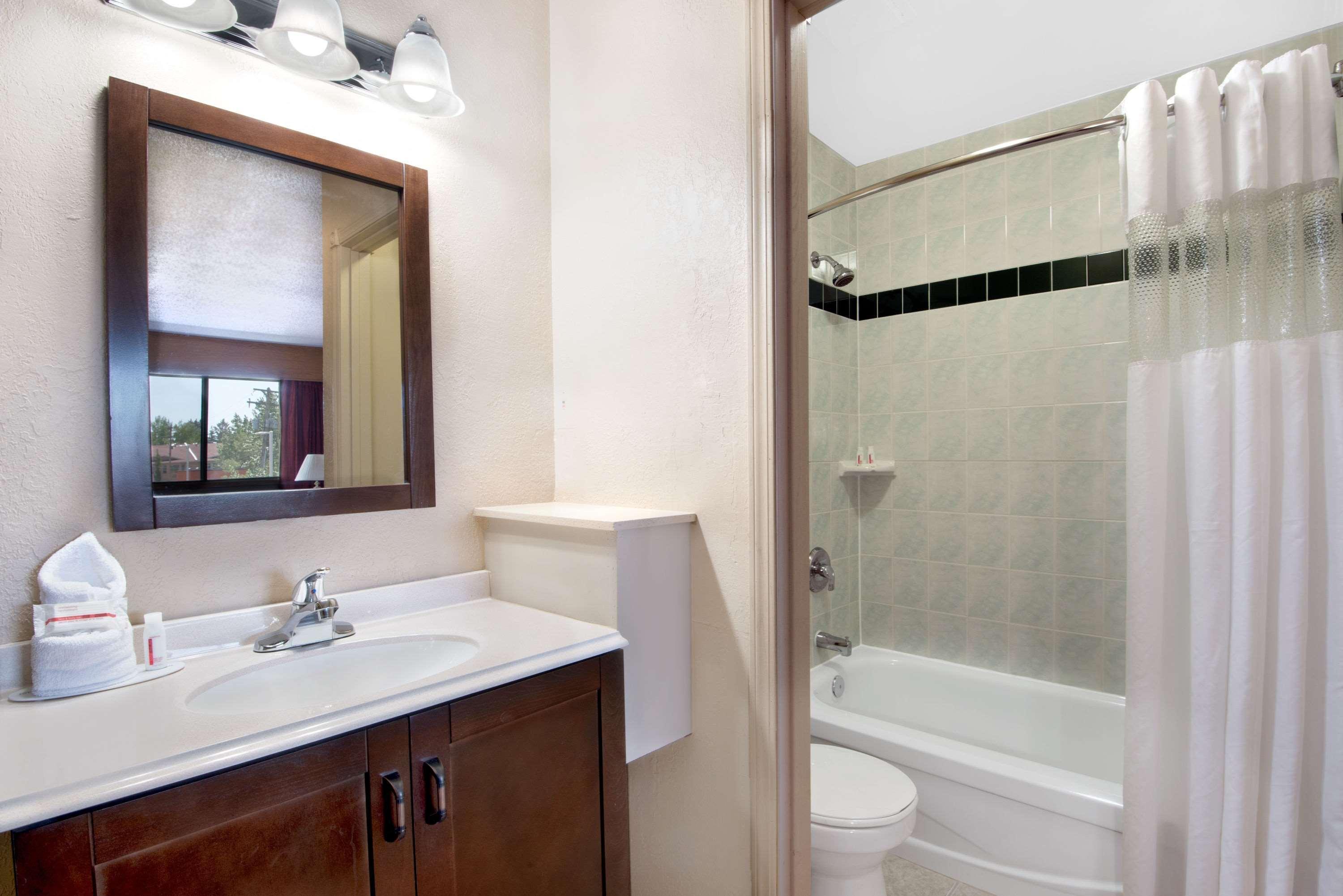 Howard Johnson By Wyndham Red Deer Esterno foto