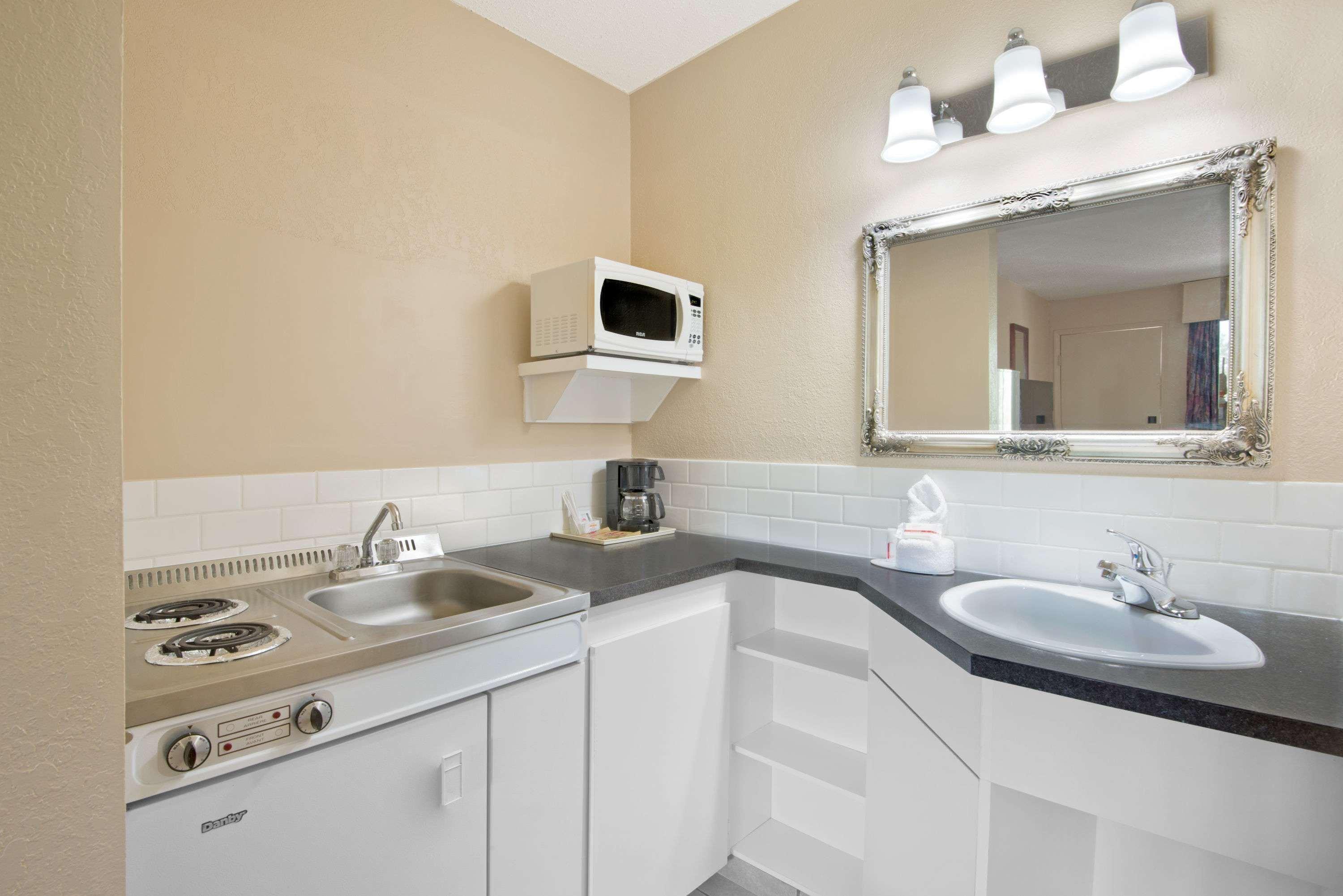 Howard Johnson By Wyndham Red Deer Esterno foto