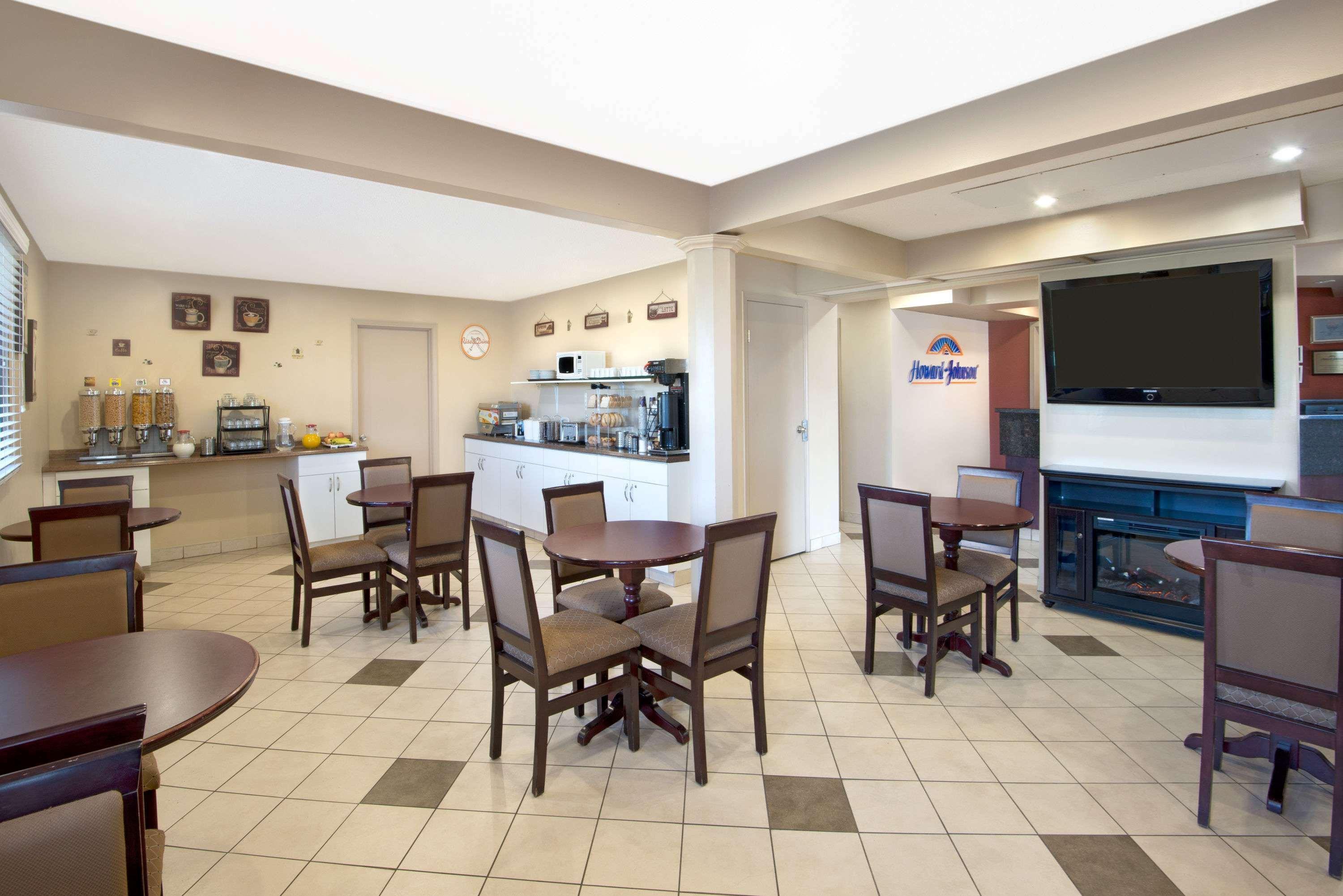 Howard Johnson By Wyndham Red Deer Esterno foto