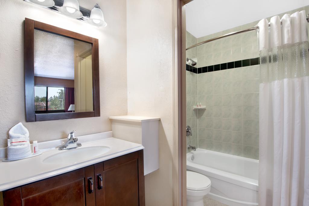 Howard Johnson By Wyndham Red Deer Esterno foto