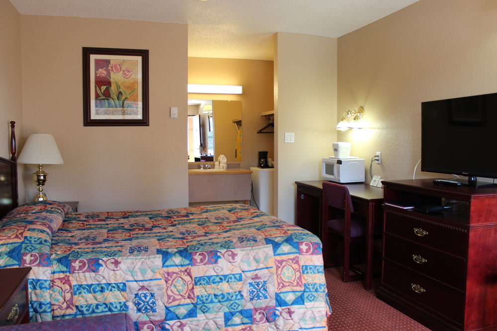 Howard Johnson By Wyndham Red Deer Esterno foto