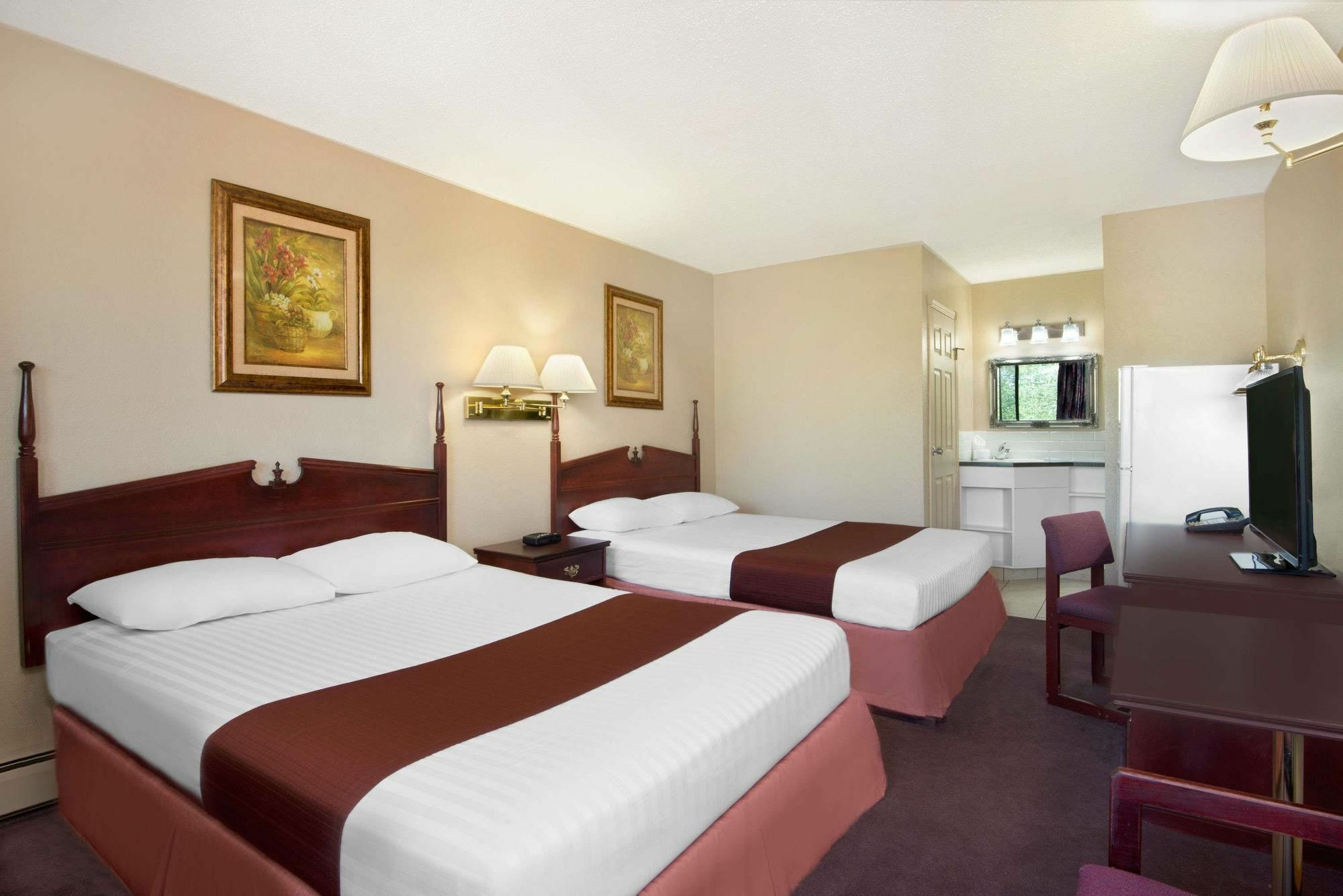 Howard Johnson By Wyndham Red Deer Esterno foto