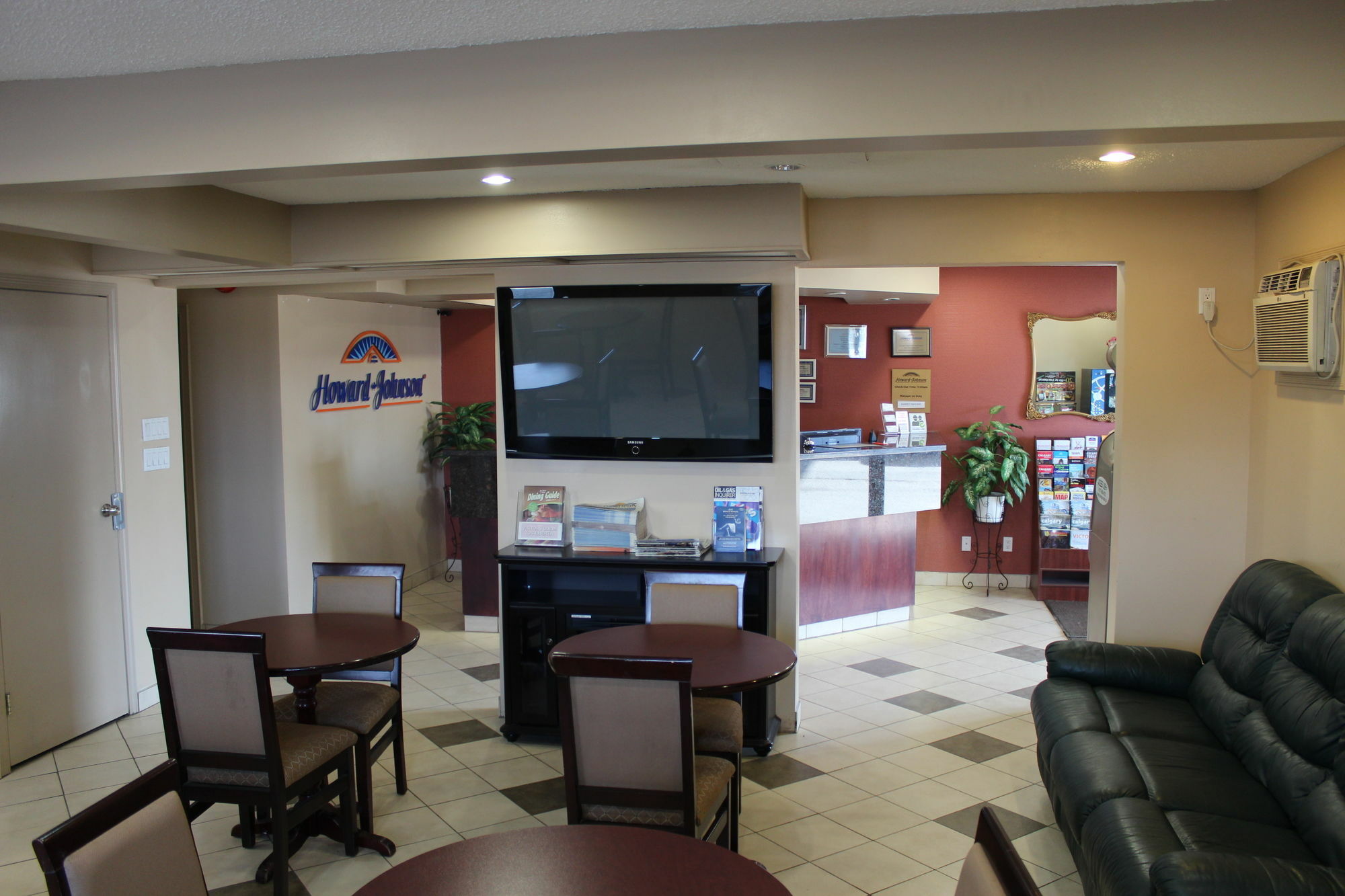 Howard Johnson By Wyndham Red Deer Esterno foto