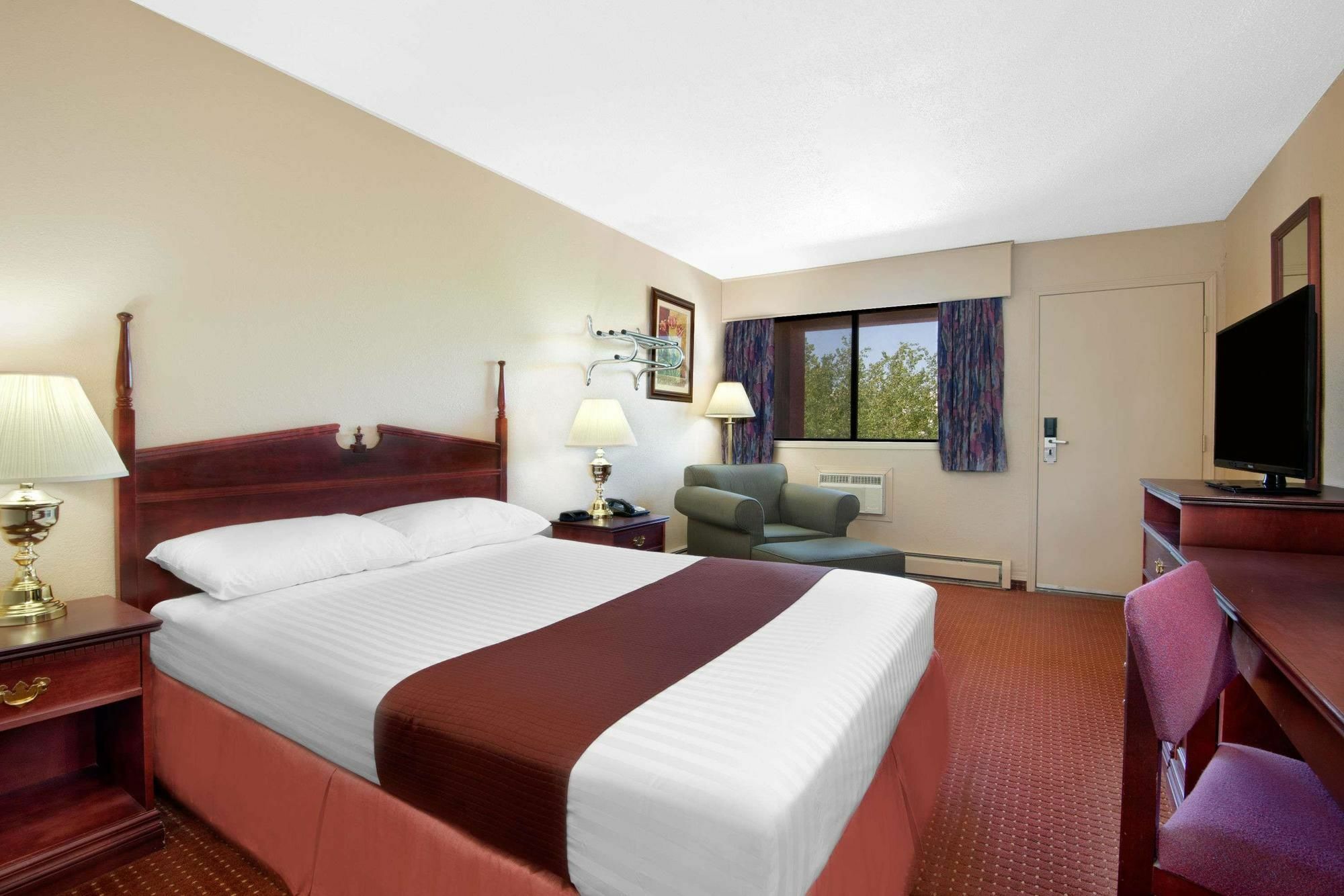 Howard Johnson By Wyndham Red Deer Esterno foto